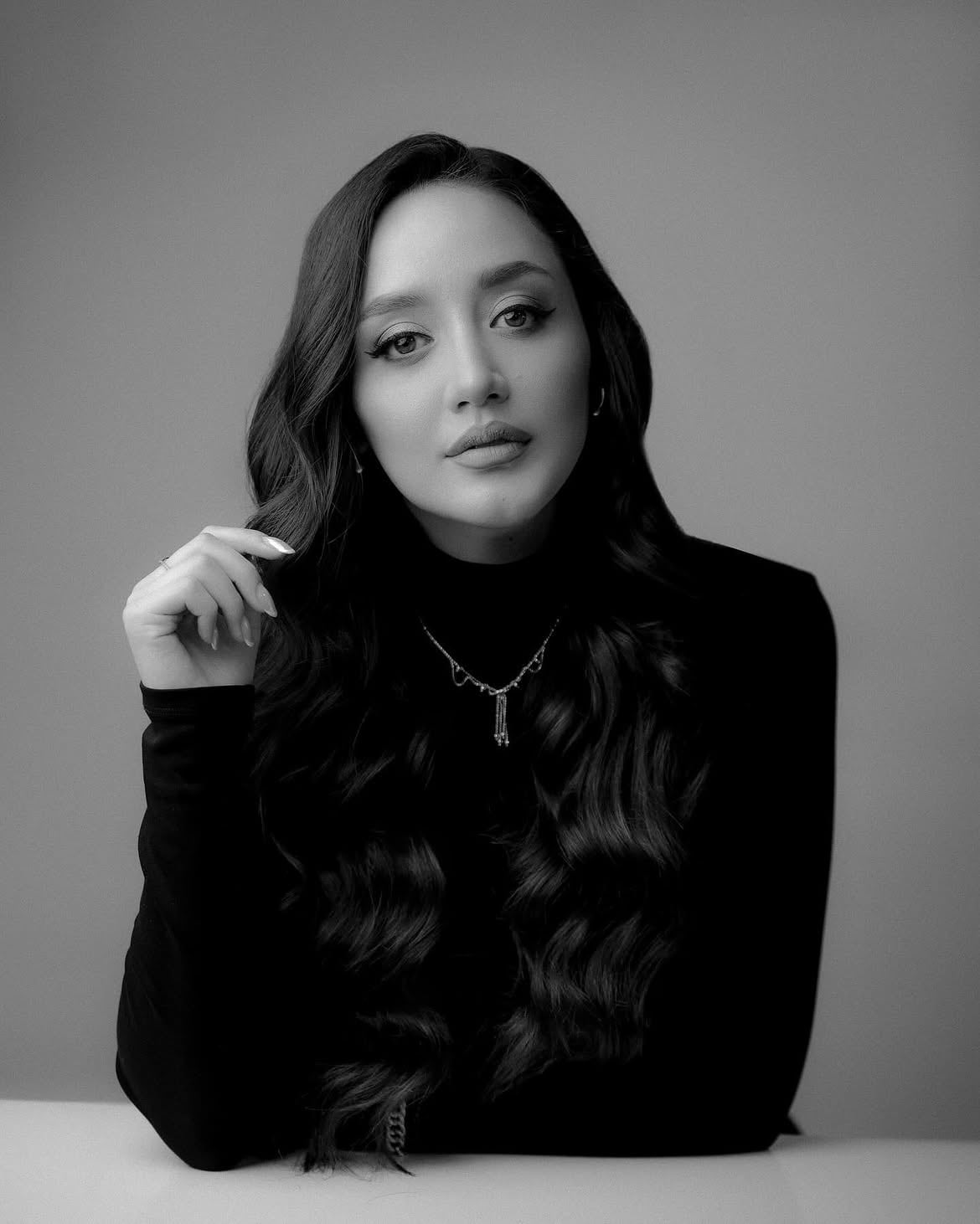 Retrato en blanco y negro de la Dra. Carla Idrovo
